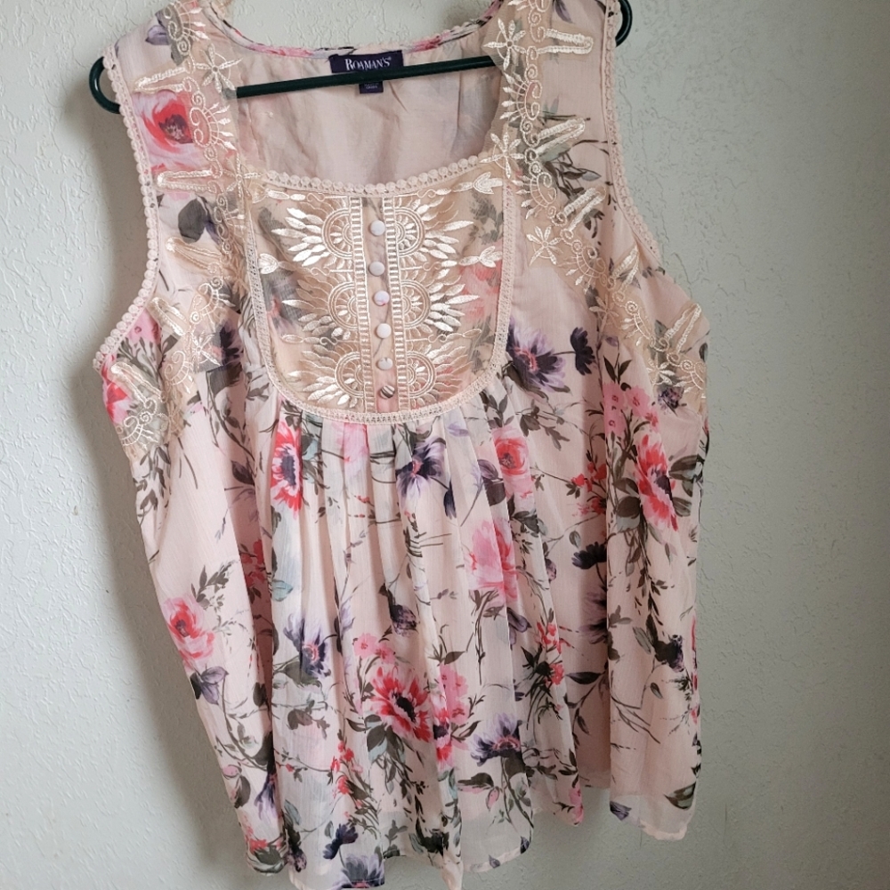 Floral embroidered bib front scoop neck tank top